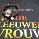 De Leeuwenvrouw Linda Tucker en leren armband - Kleurrijke Wereld Sieraden